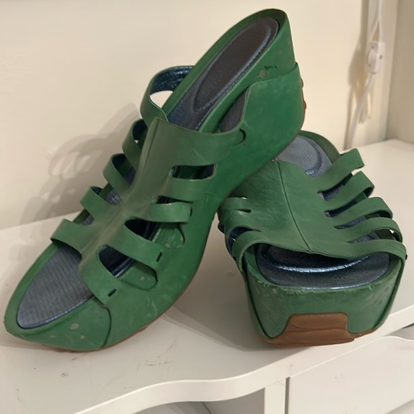 TSUBO Green slip on platform sandals - Picture 1 of 7